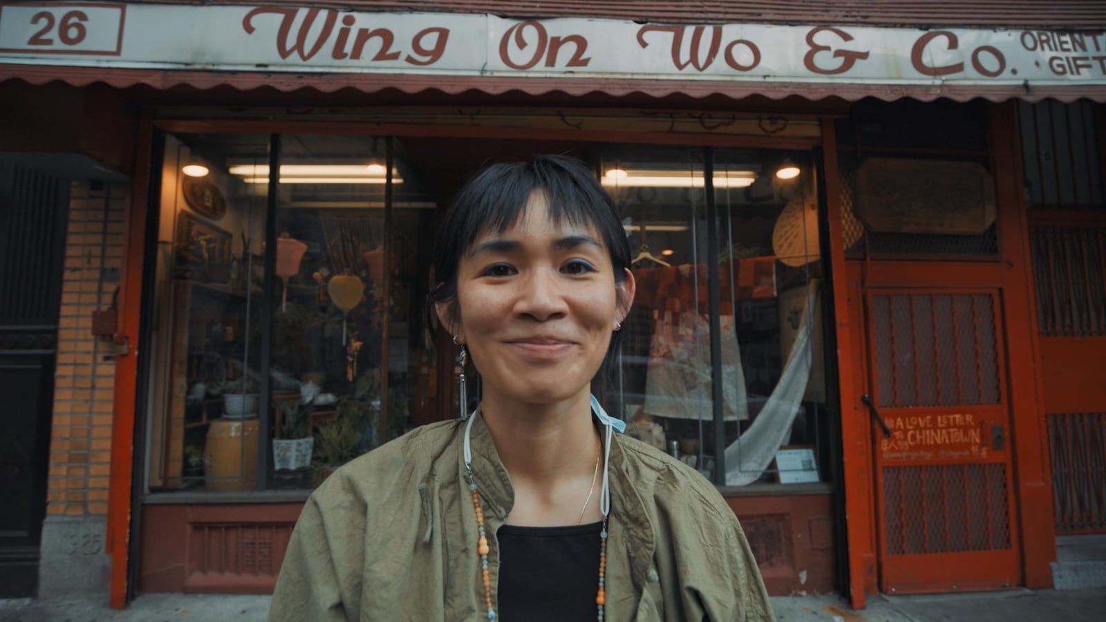 Une femme devant une boutique du quartier chinois à New York.
