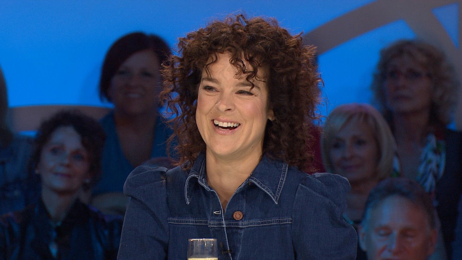 La comédienne rit sur le plateau des « Enfants de la télé ». La comédienne rit sur le plateau des « Enfants de la télé ».