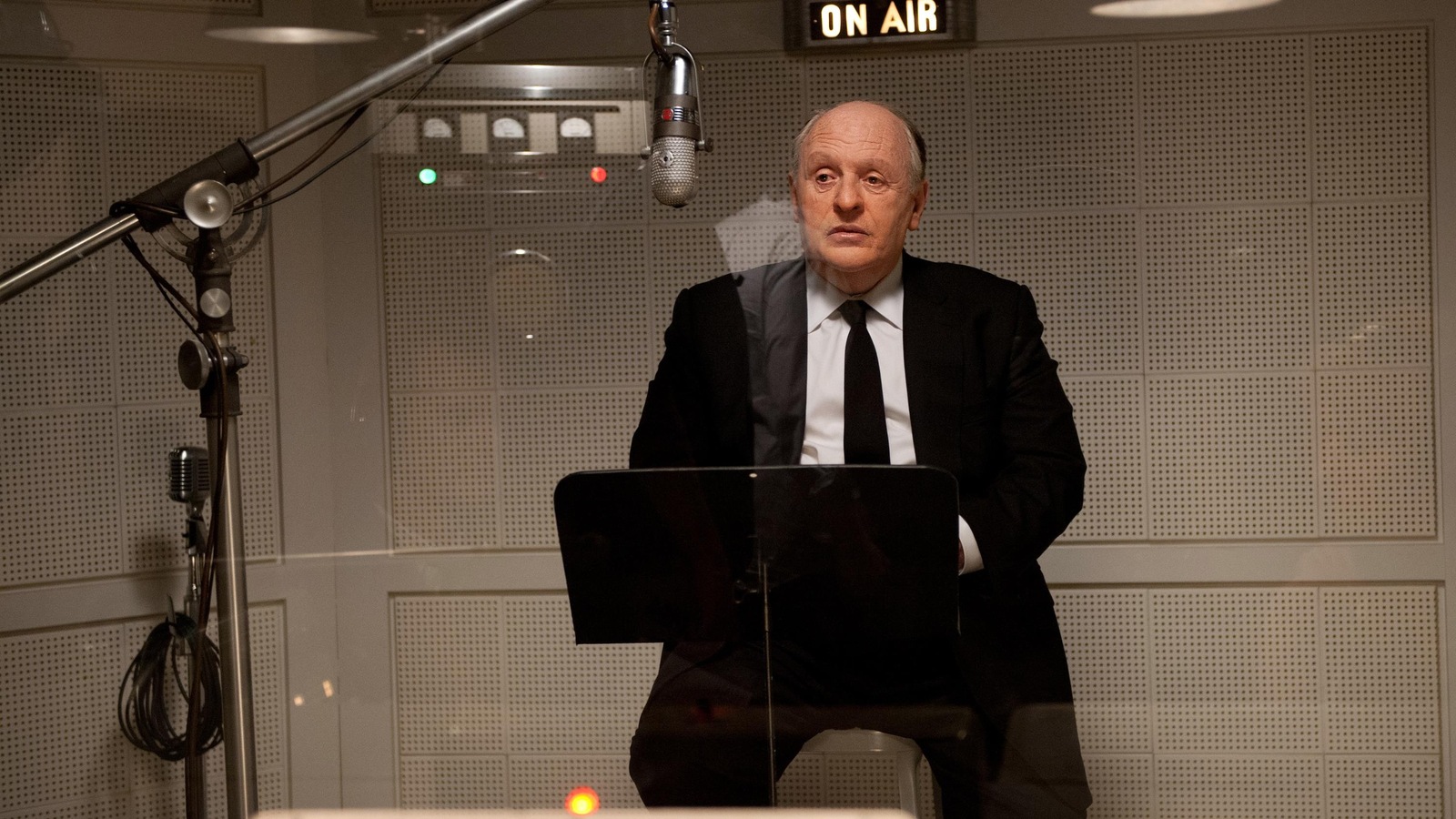 Un homme en costume dans un studio d'enregistrement. Un homme en costume dans un studio d'enregistrement.