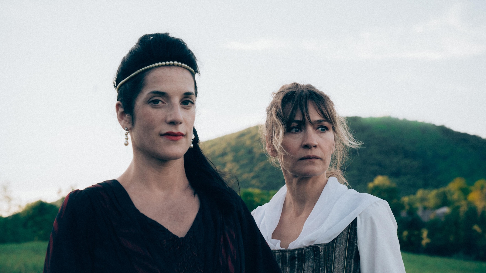 Deux femmes (Eve Duranceau et Evelyne Rompré) en tenues d'époque, dans un champ. Deux femmes (Eve Duranceau et Evelyne Rompré) en tenues d'époque, dans un champ.