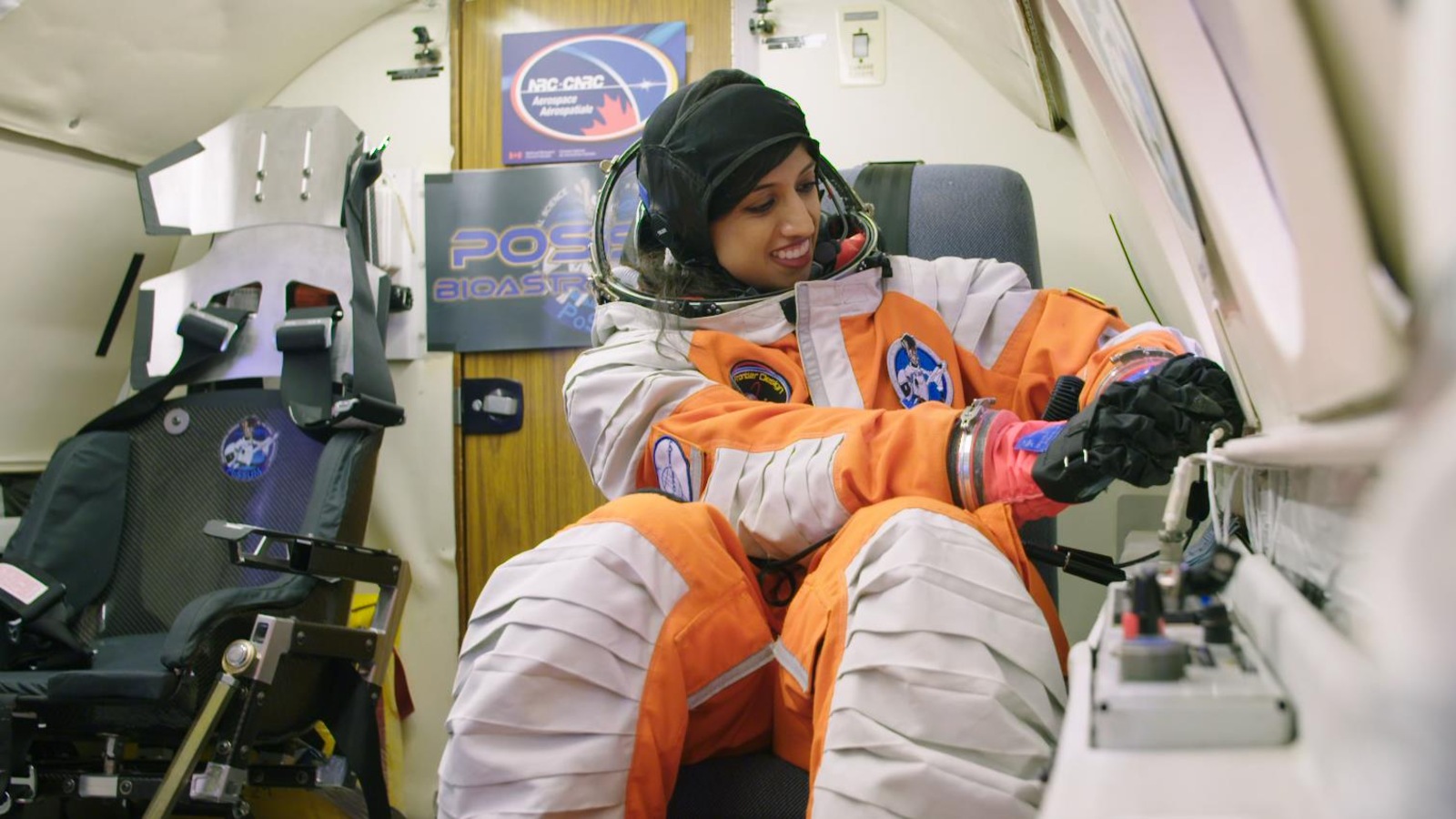 Le Dr Shawna Pandya, athlète d’Équipe Canada et candidat astronaute, teste bénévolement les combinaisons spatiales Le Dr Shawna Pandya, athlète d’Équipe Canada et candidat astronaute, teste bénévolement les combinaisons spatiales