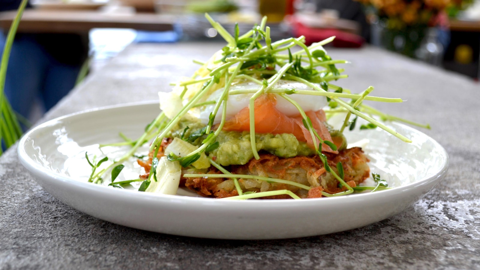 Latkes garnis d'une purée d'avocats et de saumon fumé.