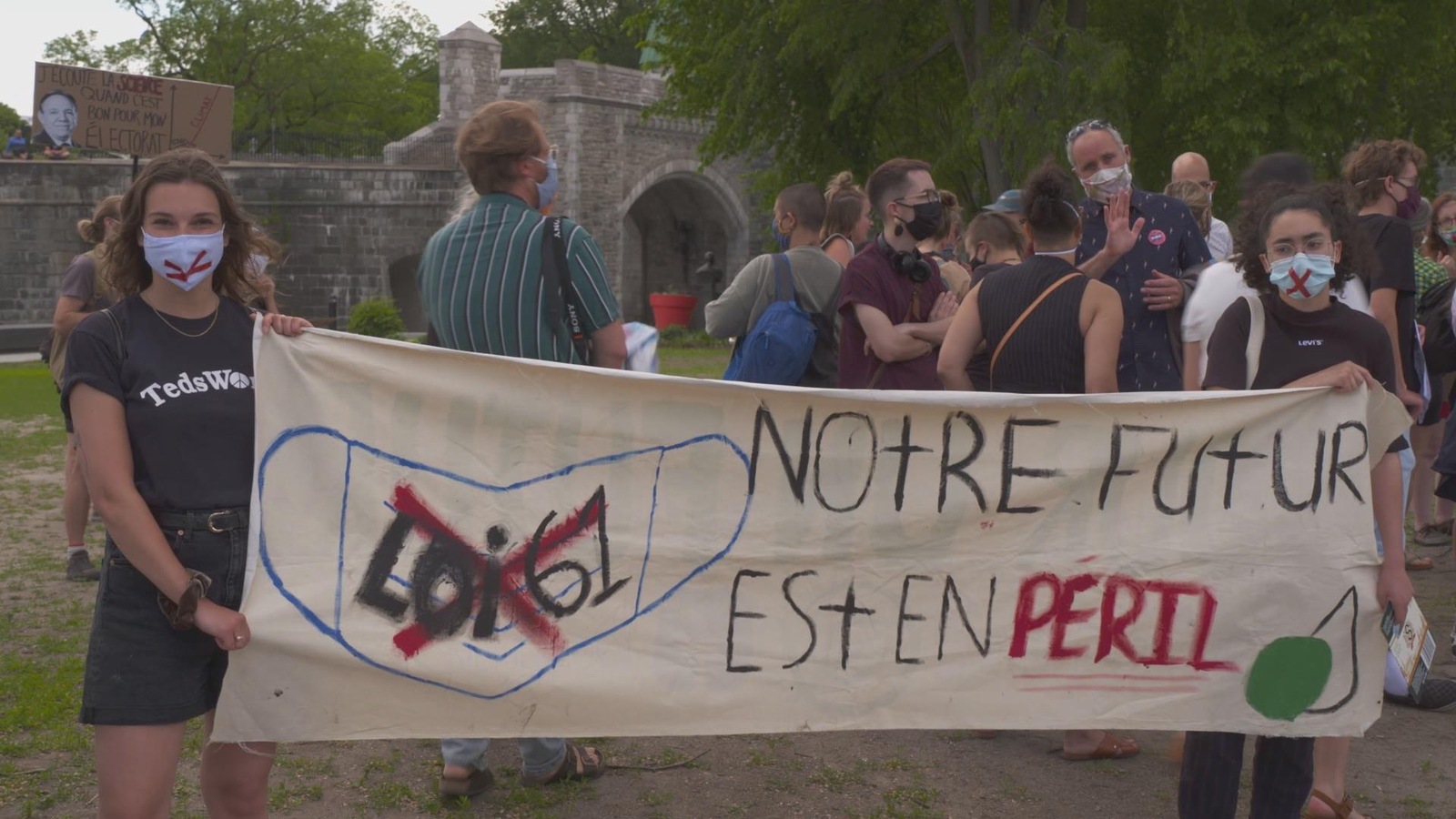 Deux manifestantes et une affiche. Deux manifestantes et une affiche.