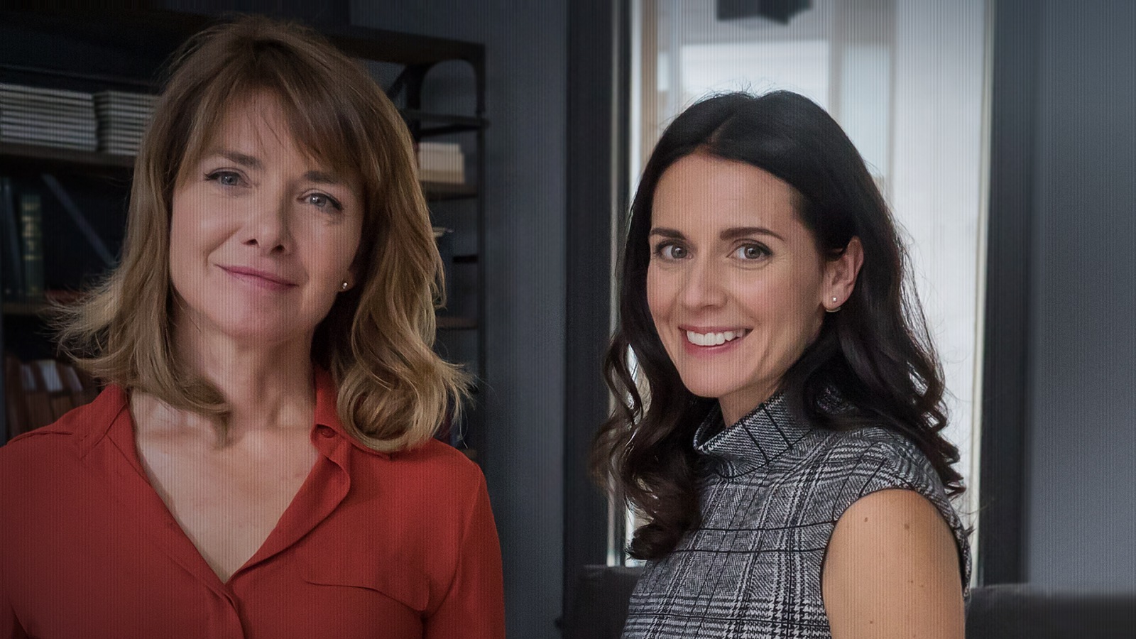 Isabel Richer porte une chemise rouge et Mélissa Desormaux-Poulin une robe grise à carreaux. Isabel Richer porte une chemise rouge et Mélissa Desormaux-Poulin une robe grise à carreaux.