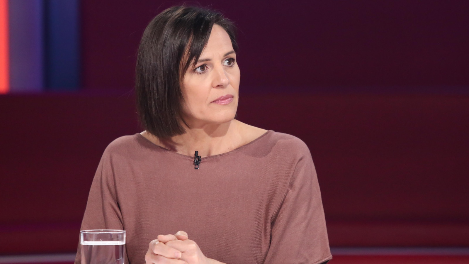 Isabelle Charest porte une robe de couleur vieux rose. Isabelle Charest porte une robe de couleur vieux rose.