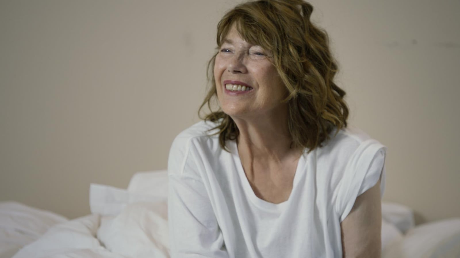 Une femme (Jane Birkin), habillée de blanc, souriante. Une femme (Jane Birkin), habillée de blanc, souriante.