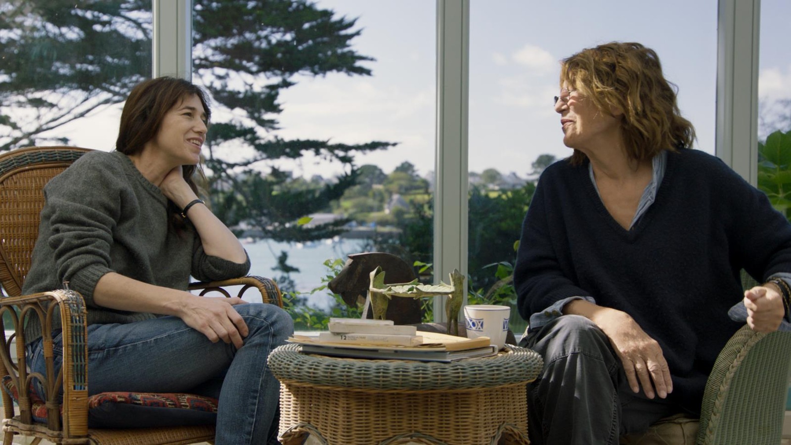 Deux femmes (Charlotte Gainsbourg et Jane Birkin) discutent, assises dans un salon. Deux femmes (Charlotte Gainsbourg et Jane Birkin) discutent, assises dans un salon.