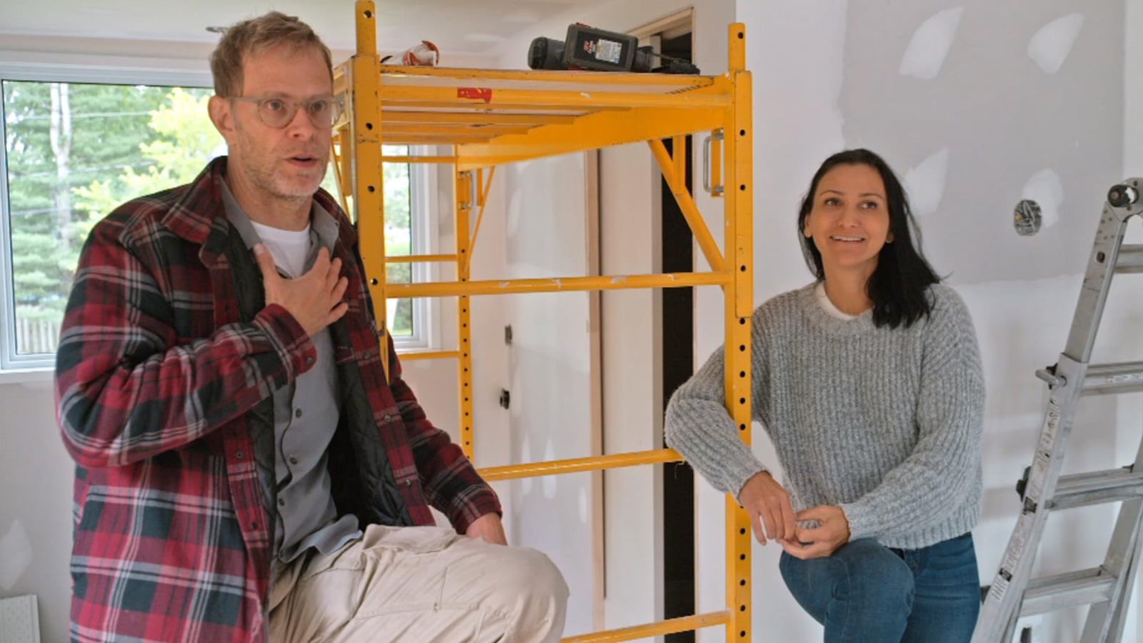 Un homme et une femme dans une maison en construction. Un homme et une femme dans une maison en construction.