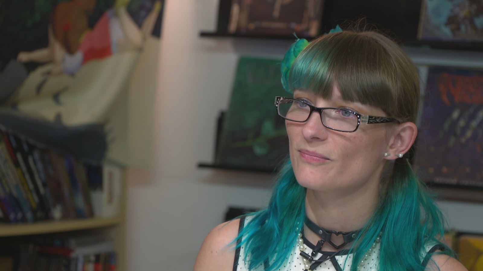 Une femme avec des lunettes et des cheveux colorés. Une femme avec des lunettes et des cheveux colorés.