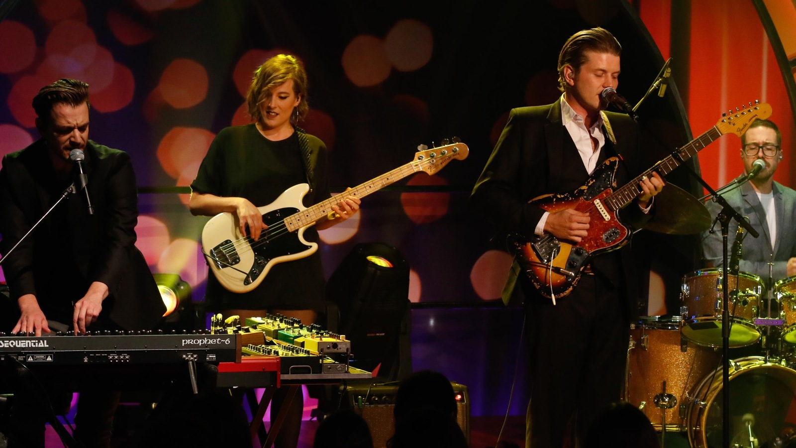 Parmi les musiciens, deux jouent de la guitare, un joue du clavier et l'autre de la batterie. Parmi les musiciens, deux jouent de la guitare, un joue du clavier et l'autre de la batterie.