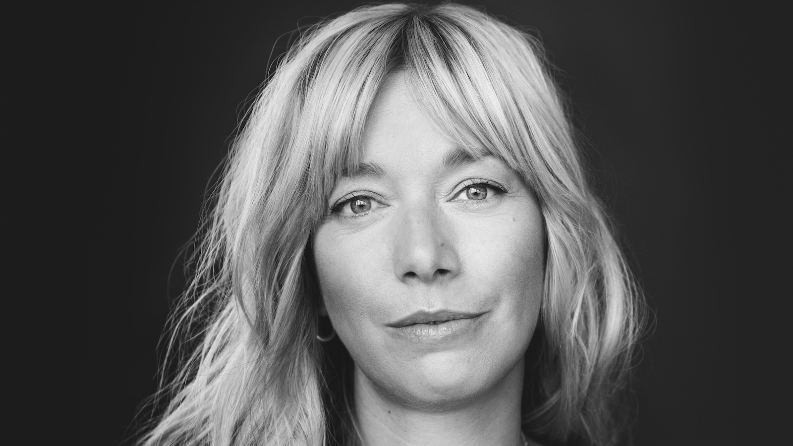 Une photo en noir et blanc d'une jeune femme. Une photo en noir et blanc d'une jeune femme.