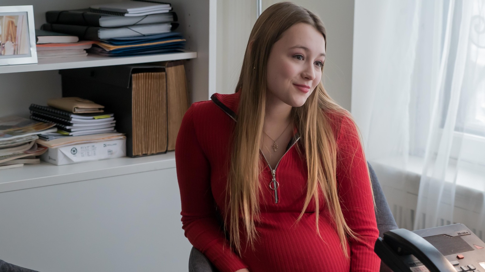 Jolène est au bureau de Tina. Jolène est au bureau de Tina.