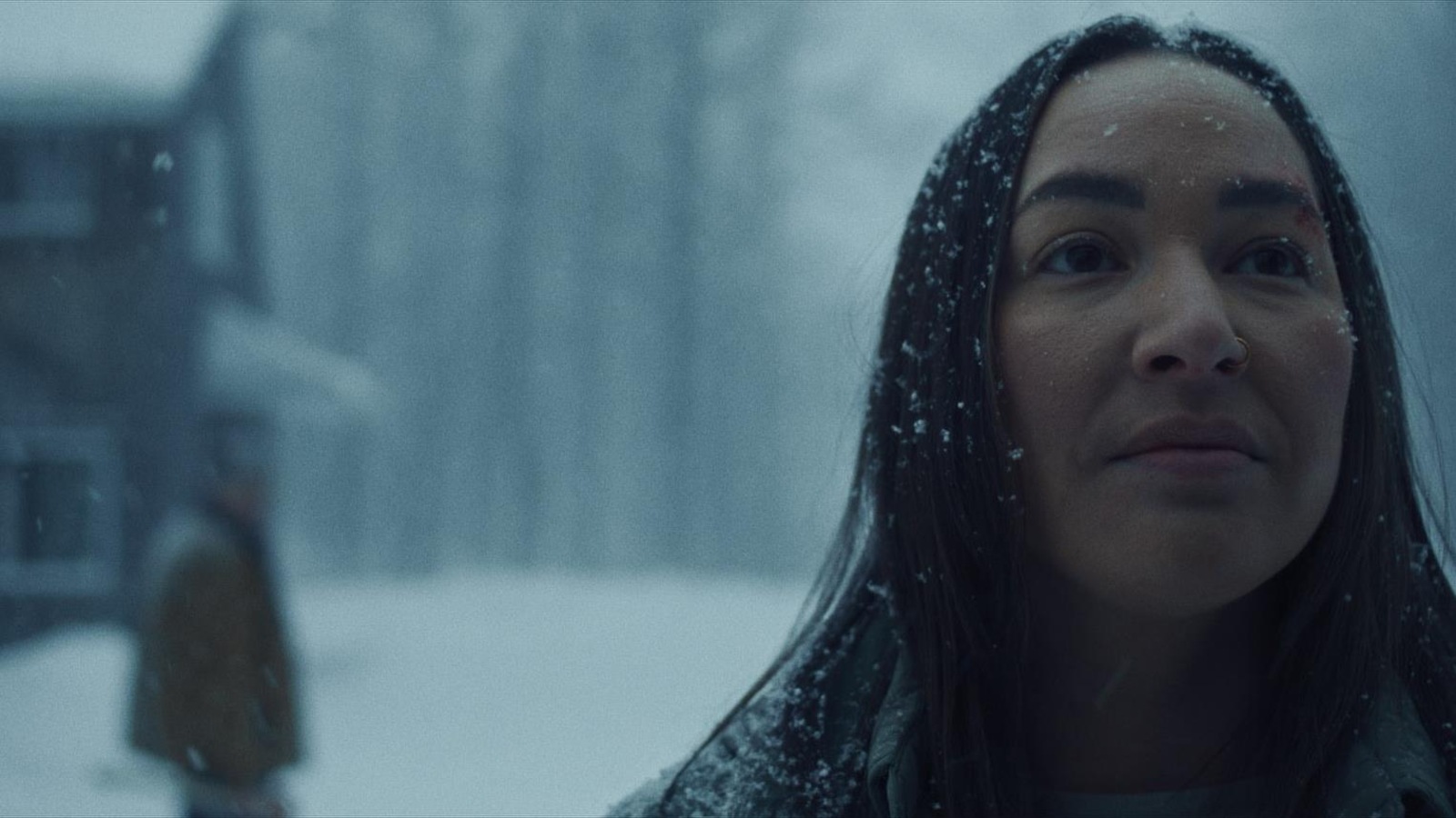 Une femme (Eve Ringuette) en gros plan sous la neige. Une femme (Eve Ringuette) en gros plan sous la neige.