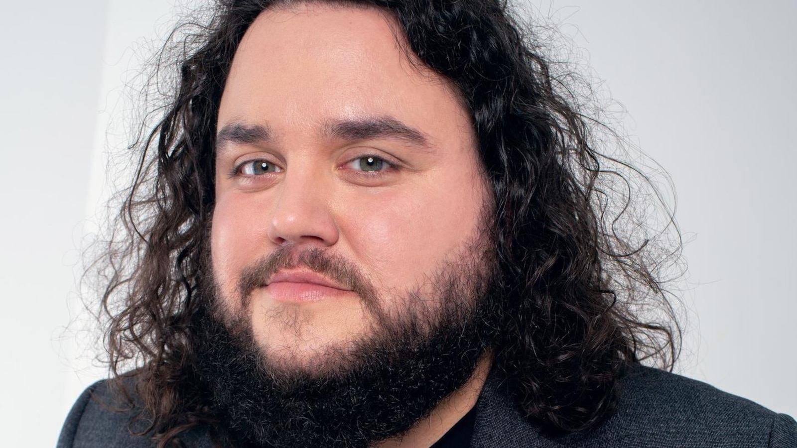 Un homme en gros plan. Un homme en gros plan.