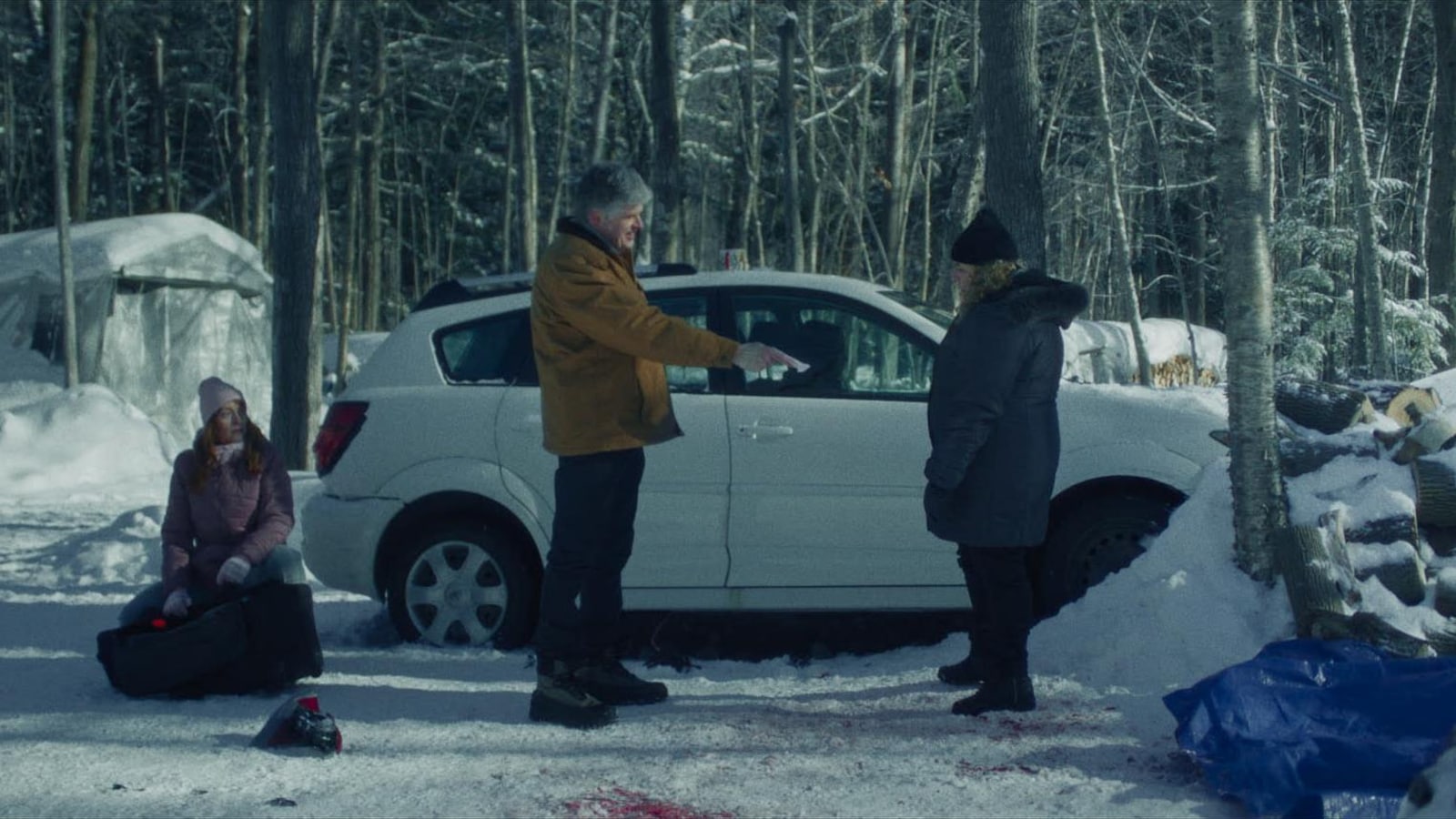 Un homme (Réal Bossé) et deux femmes devant une voiture, l'hiver, dans le bois. Un homme (Réal Bossé) et deux femmes devant une voiture, l'hiver, dans le bois.