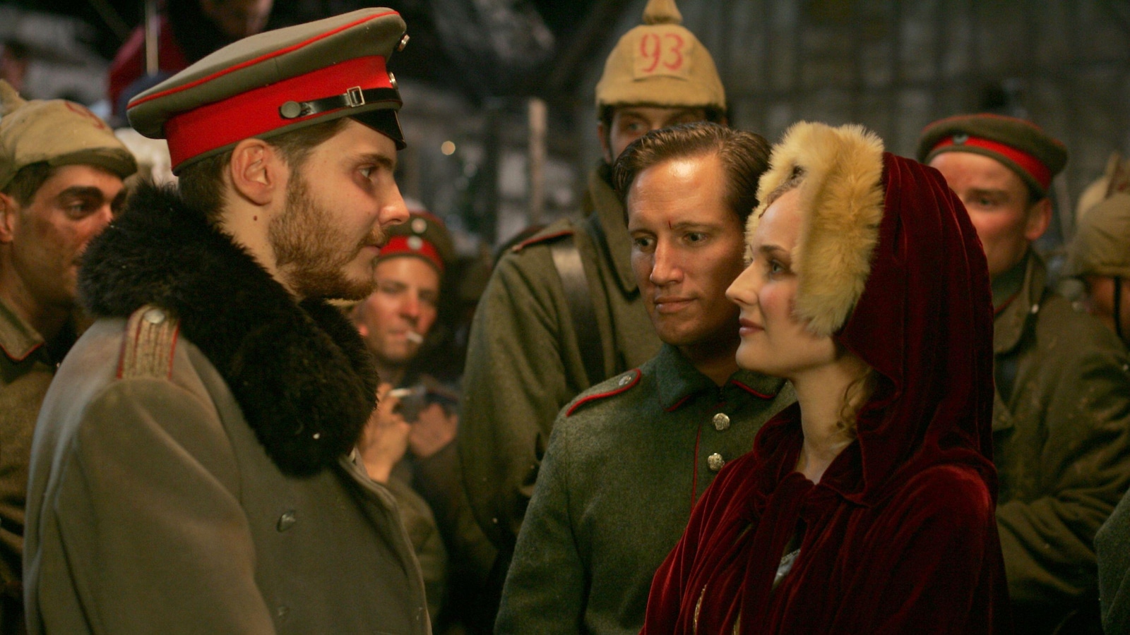 Une femme avec une cape rouge (Diane Kruger) en face d'un soldat.