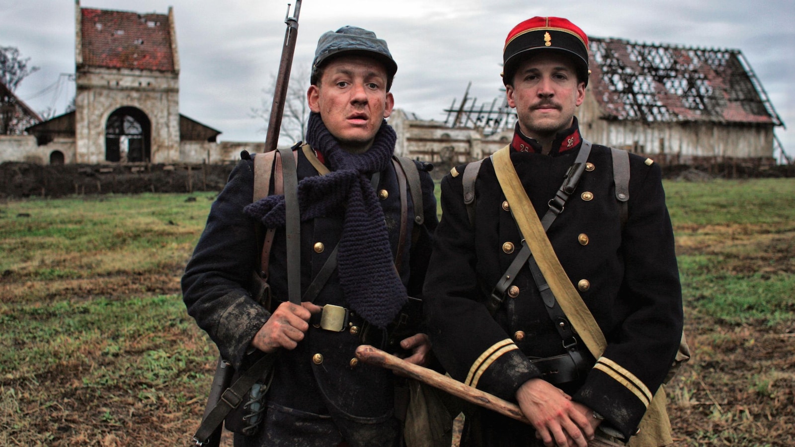 Deux jeunes hommes (Dany Boon et Guillaume Canet) en tenue de soldats