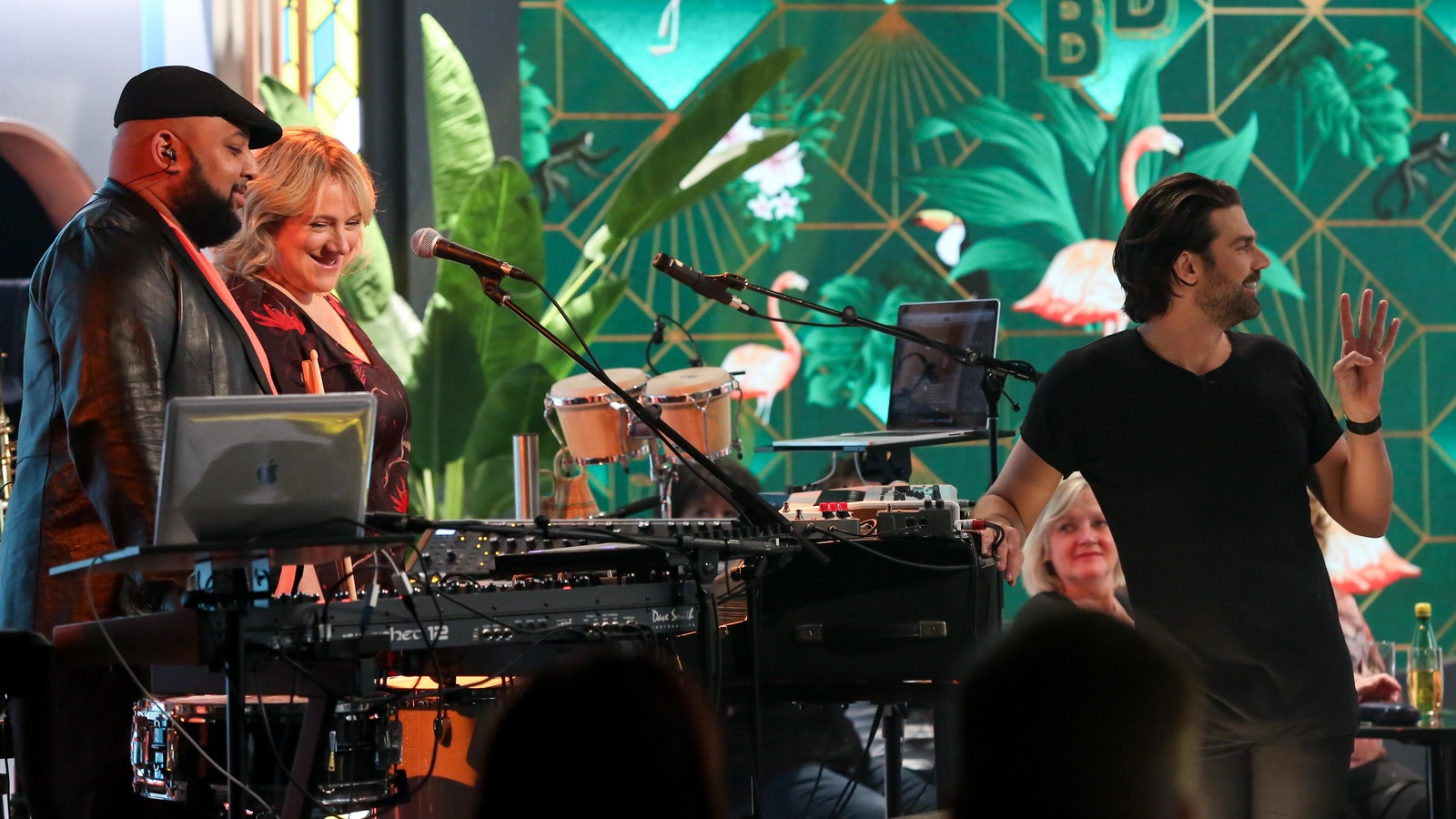 Tony et Julie sont les musiciens de l'émission Bonsoir bonsoir! Tony et Julie sont les musiciens de l'émission Bonsoir bonsoir!
