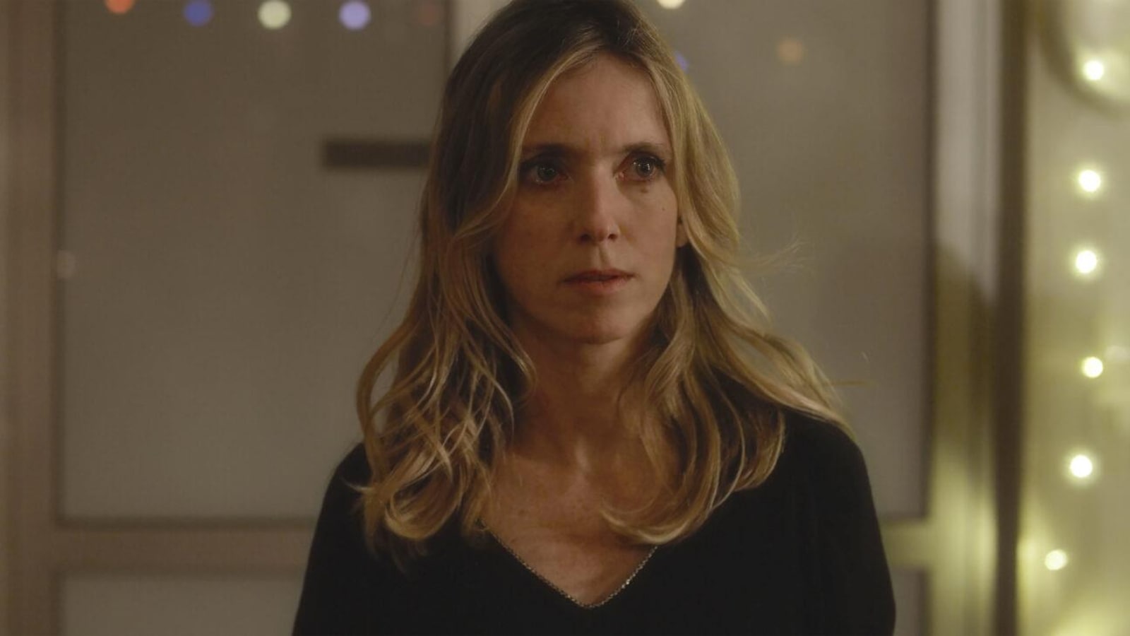 Une femme (Léa Drucker) regarde devant elle. Une femme (Léa Drucker) regarde devant elle.