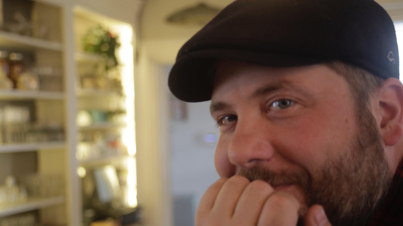 Gros plan sur le visage du chef Kim Côté, appuyé dans sa main. Gros plan sur le visage du chef Kim Côté, appuyé dans sa main.