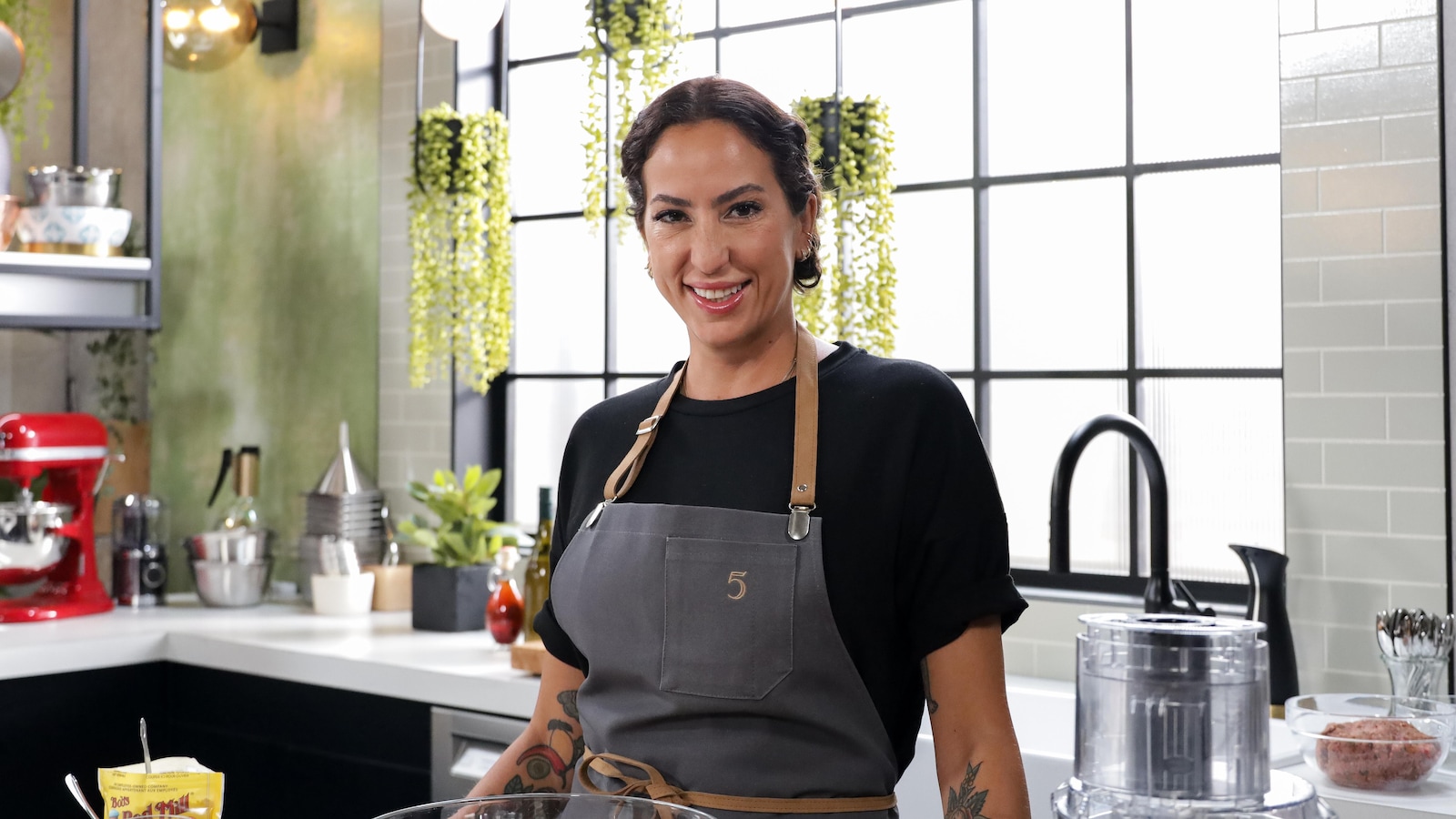 Elle est dans la cuisine de l'émission 5 chefs dans ma cuisine. Elle est dans la cuisine de l'émission 5 chefs dans ma cuisine.