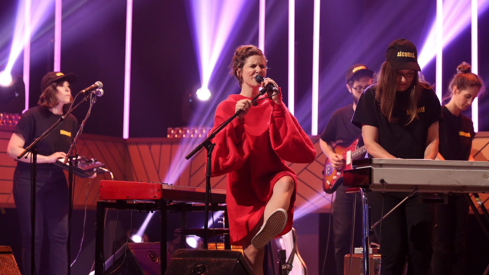 Elle porte une flamboyante robe rouge et danse en chantant Elle porte une flamboyante robe rouge et danse en chantant