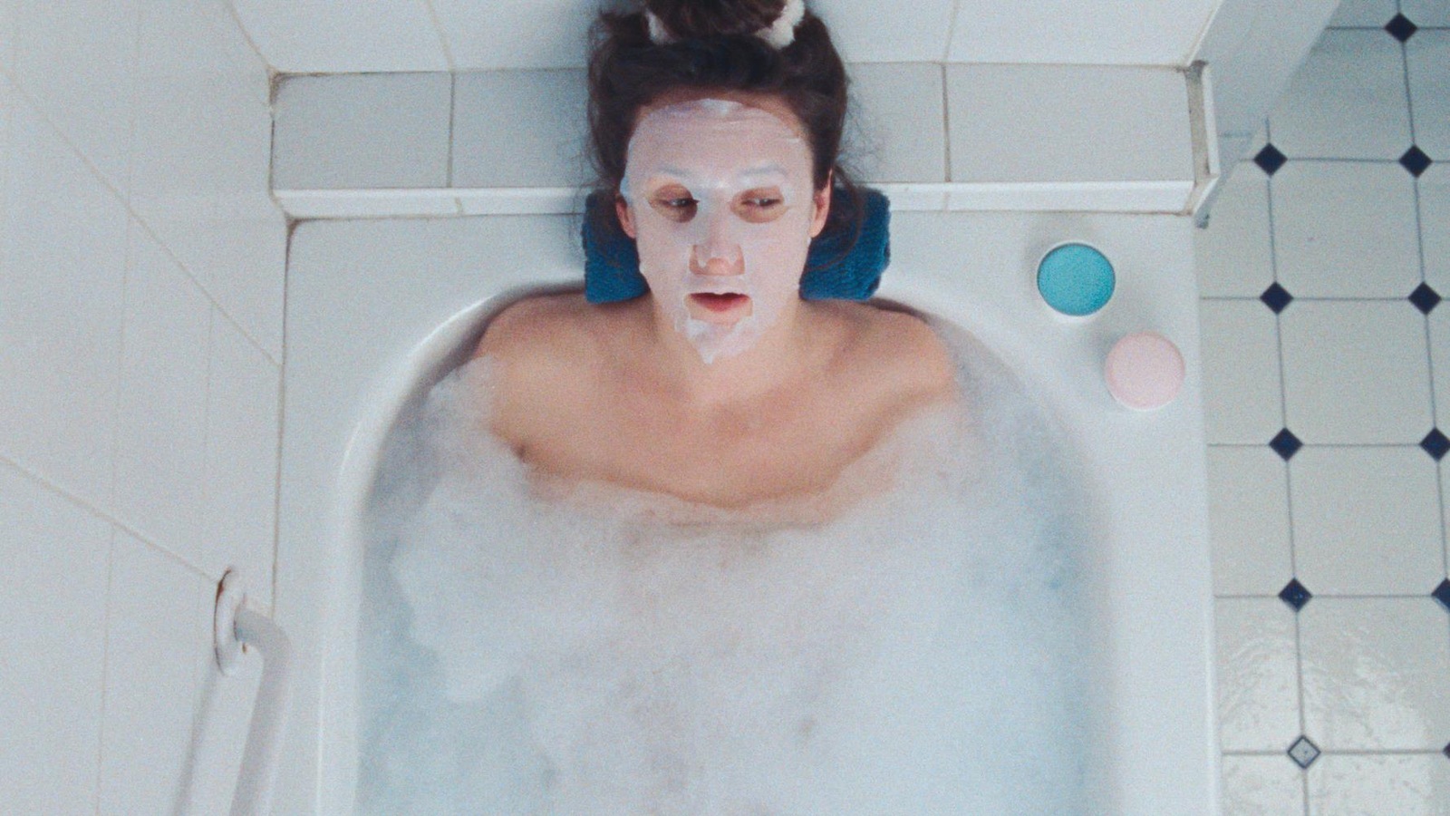 Une femme (Anne-Élisabeth Bossé) dans un bain, avec un masque sur le visage. Une femme (Anne-Élisabeth Bossé) dans un bain, avec un masque sur le visage.