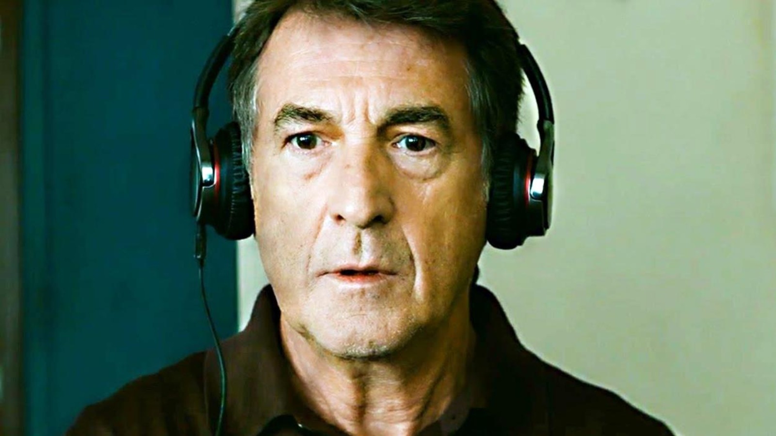 Un homme, en gros plan, un casque d'écoute sur les oreilles. Un homme, en gros plan, un casque d'écoute sur les oreilles.