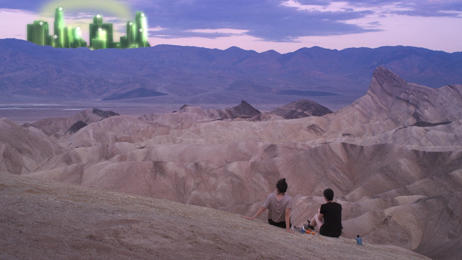 Deux jeunes filles assises dans le désert, face à un paysage de ville virtuelle verte. Deux jeunes filles assises dans le désert, face à un paysage de ville virtuelle verte.