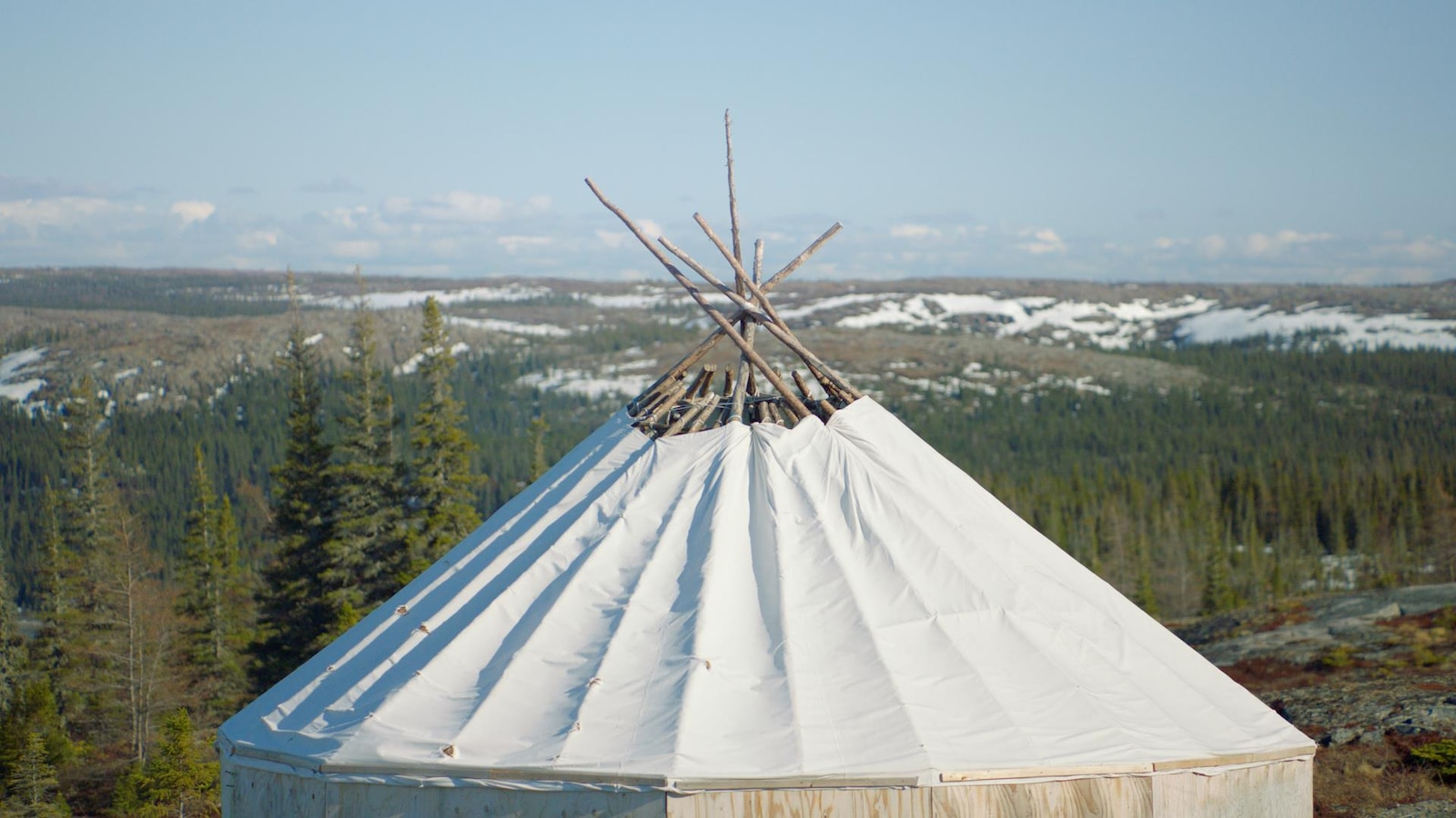 Un abri traditionnel trône dans un paysage de forêt de conifères. Un abri traditionnel trône dans un paysage de forêt de conifères.