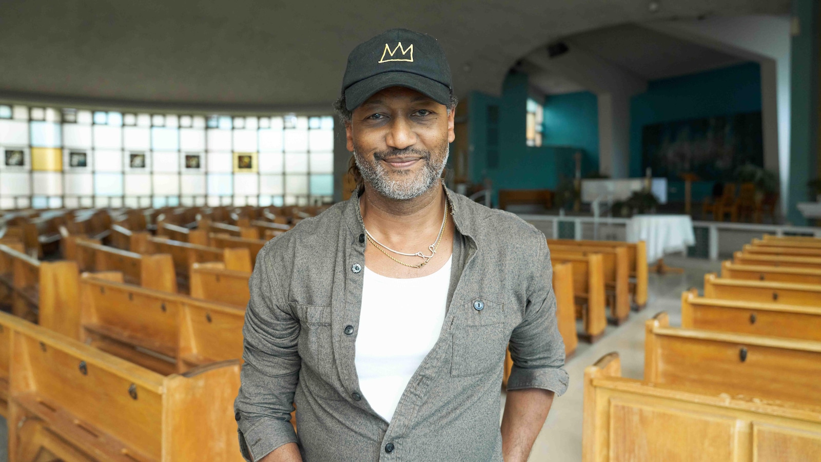 Angelo Cadet se tient debout dans une église.