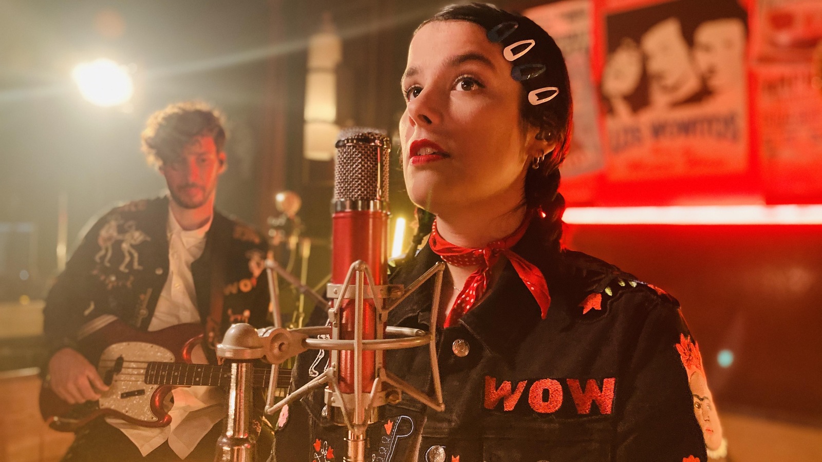 La chanbteuse sur le plateau de l'Effet Wowo. La chanbteuse sur le plateau de l'Effet Wowo.