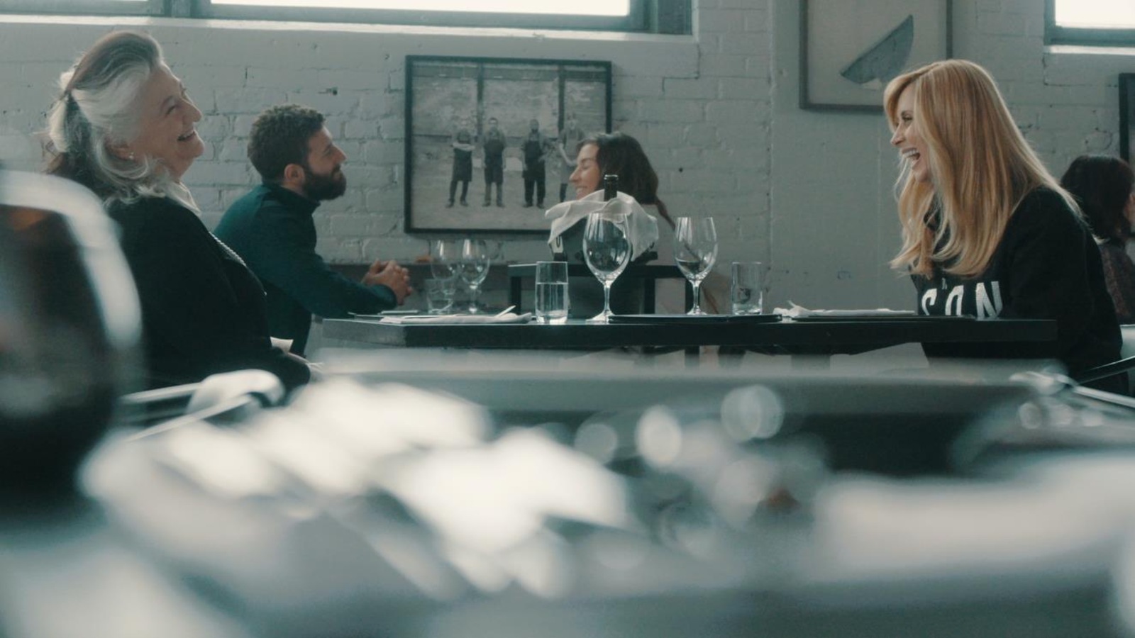 Elles discutent à table dans un restaurant. Elles discutent à table dans un restaurant.