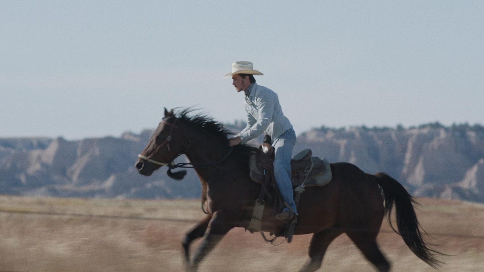 Un homme sur son cheval au galop dans une plaine. Un homme sur son cheval au galop dans une plaine.