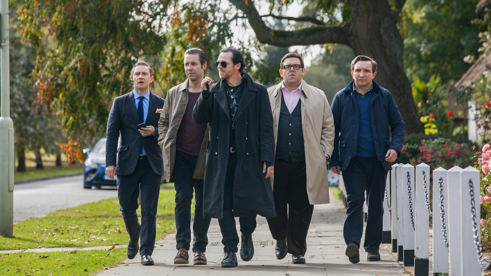 Un groupe d'hommes marche dans la rue. Un groupe d'hommes marche dans la rue.