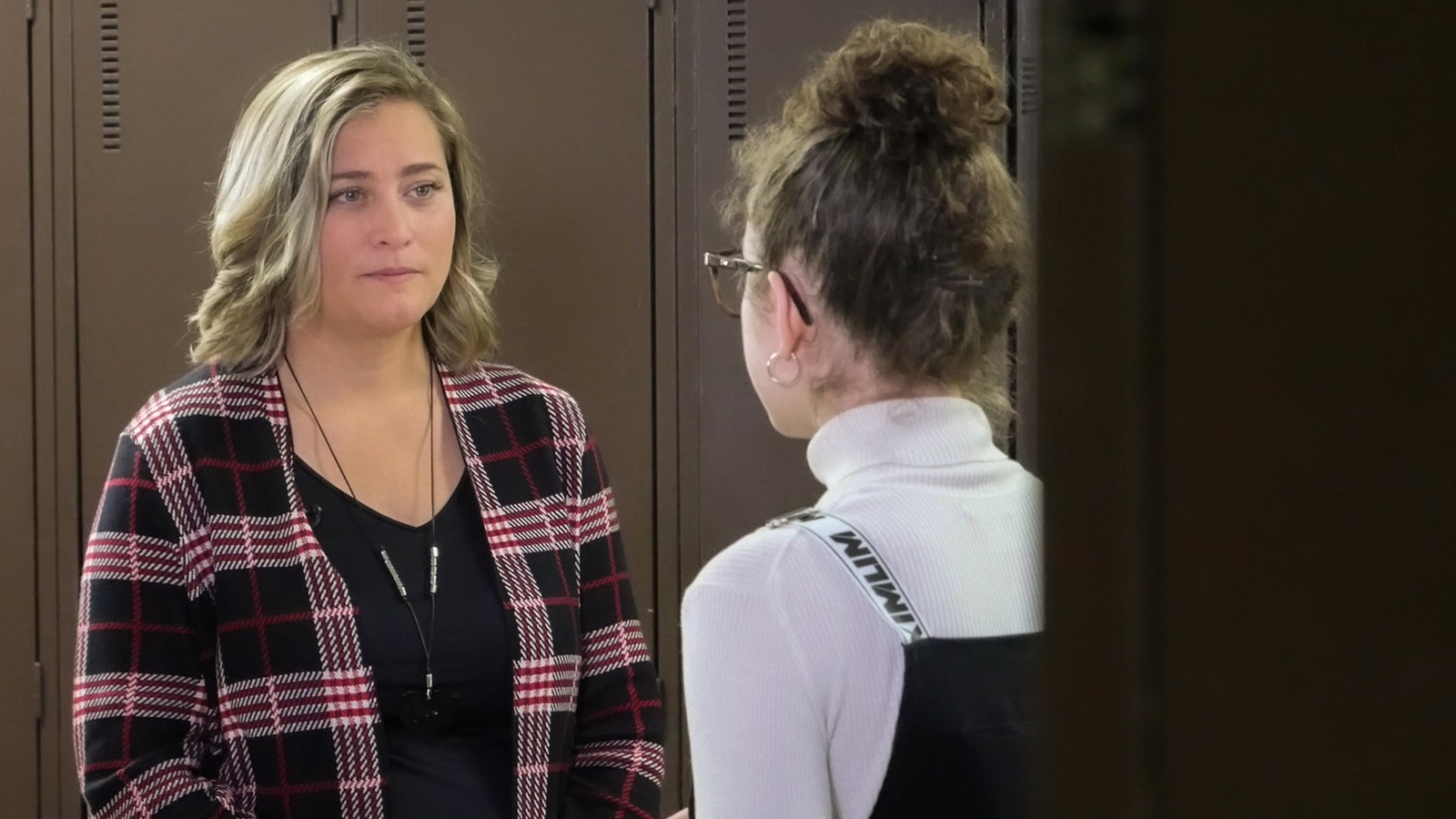 Marie-Claude Julien et Marie-Jeanne discutent près des casiers dans une école. Marie-Claude Julien et Marie-Jeanne discutent près des casiers dans une école.