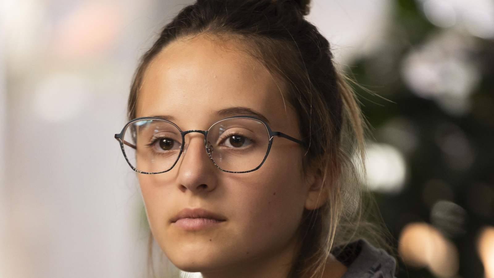 Léane regarde droit devant elle.