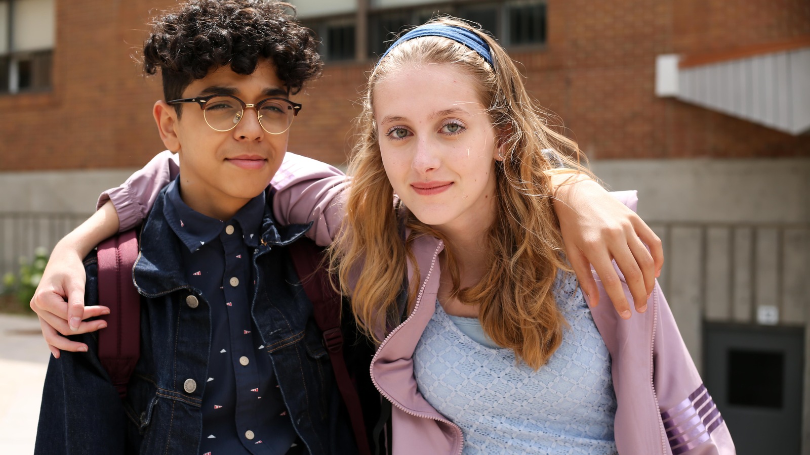 Les jeunes ados se tiennent bras dessus bras dessous au Collège Les jeunes ados se tiennent bras dessus bras dessous au Collège