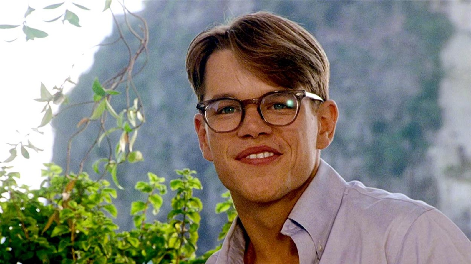 Un jeune homme souriant et portant des lunettes. Un jeune homme souriant et portant des lunettes.