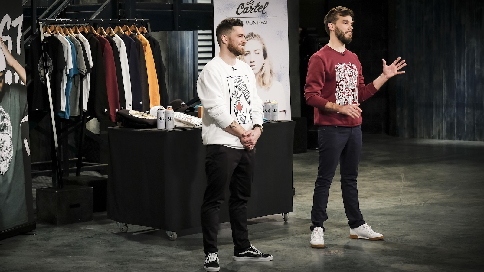 Les deux hommes portent des jeans et des chandails à manches longues. Les deux hommes portent des jeans et des chandails à manches longues.