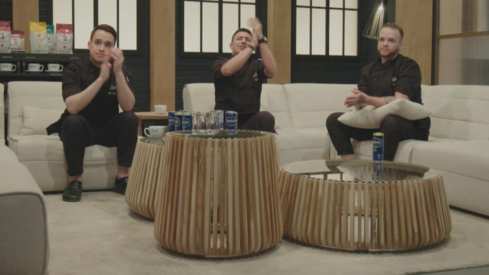 Assis sur un grand divan en coulisses, Jean-Christophe, Amine et Elliot applaudissent. Assis sur un grand divan en coulisses, Jean-Christophe, Amine et Elliot applaudissent.