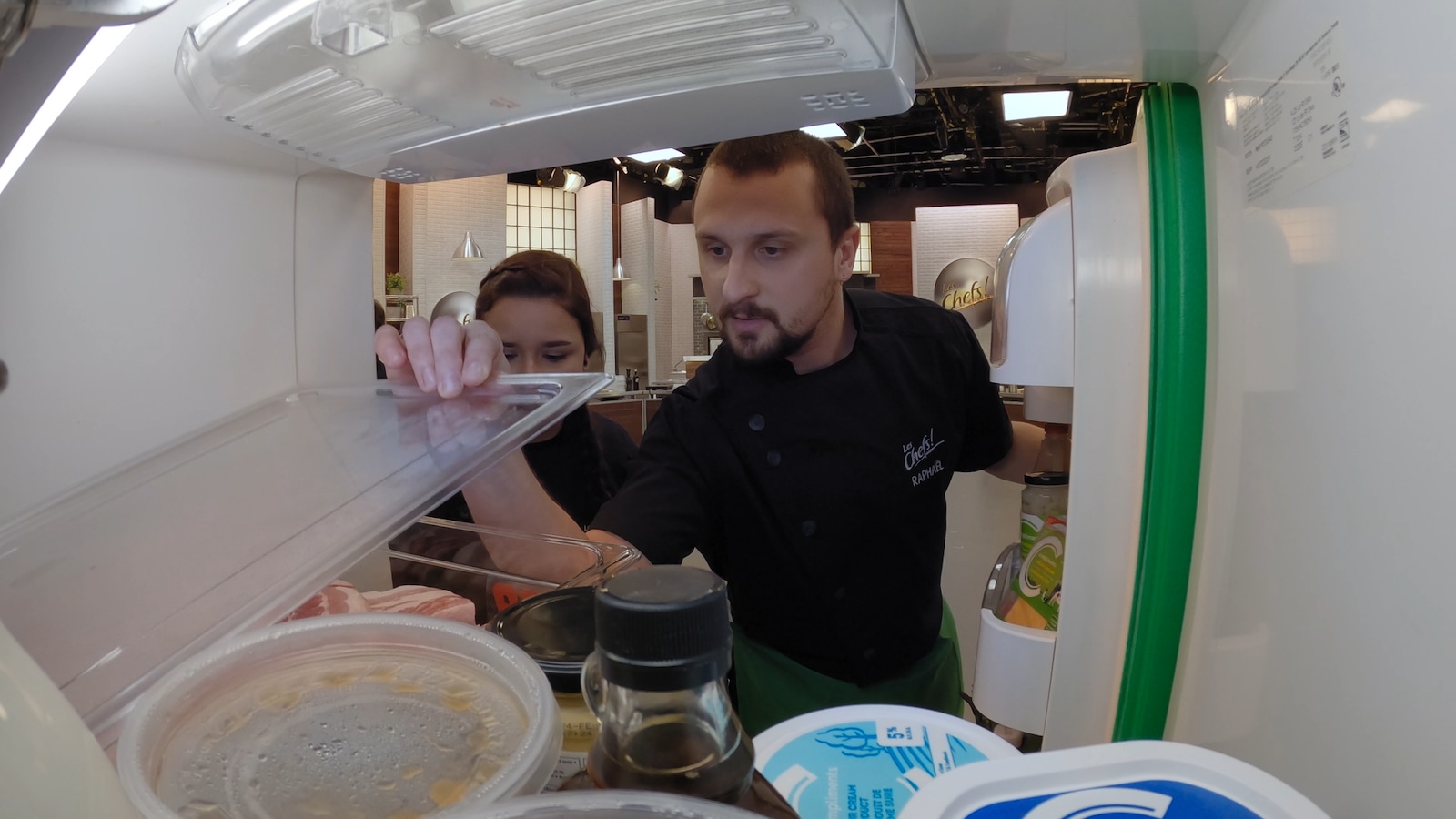 Des aspirants-chefs qui regardent dans le frigo pour savoir quoi cuisiner. Des aspirants-chefs qui regardent dans le frigo pour savoir quoi cuisiner.