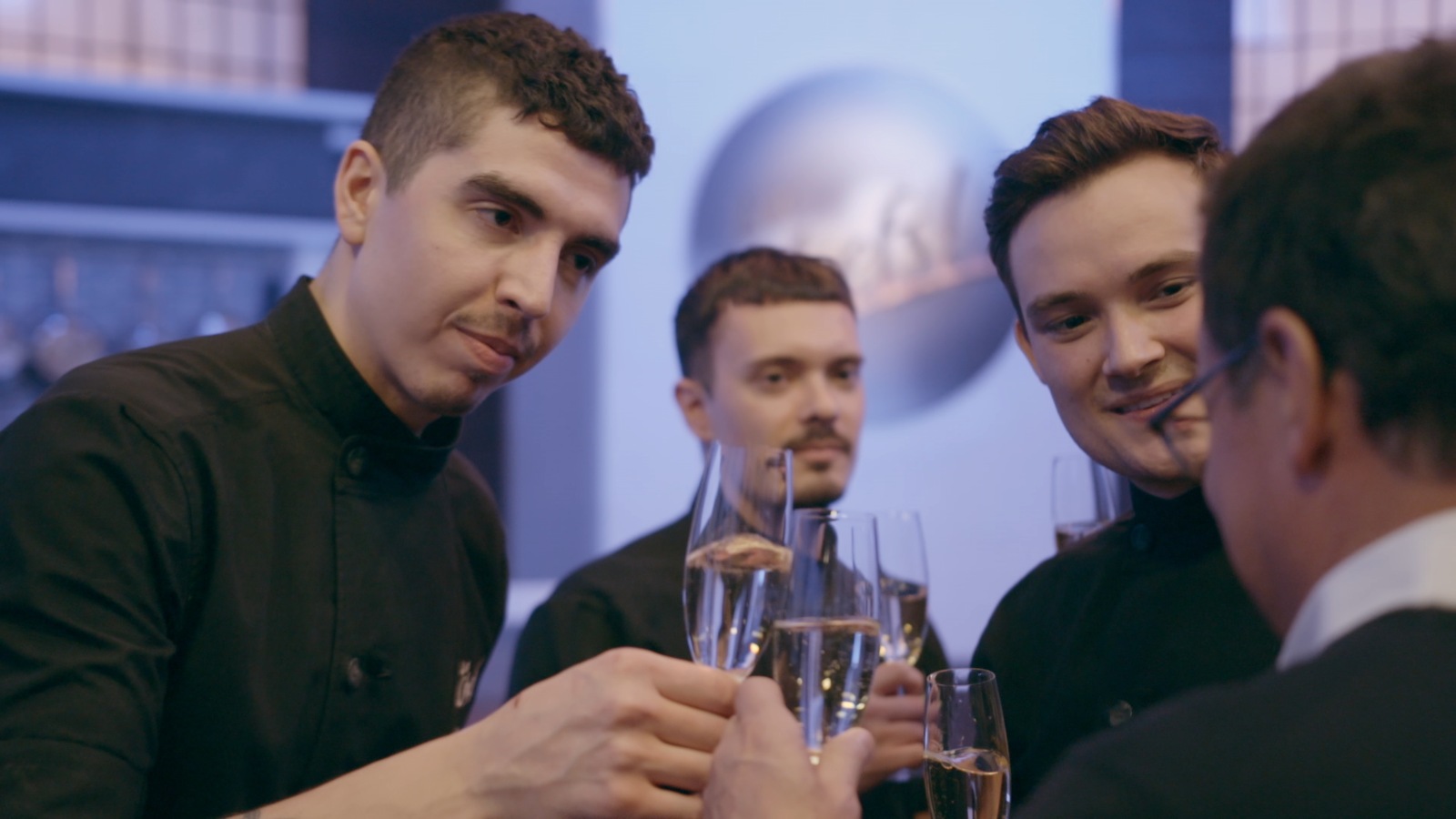 Camilo, Sébastien, Guillaume, Normand Laprise qui célèbre avec du champagne. Camilo, Sébastien, Guillaume, Normand Laprise qui célèbre avec du champagne.