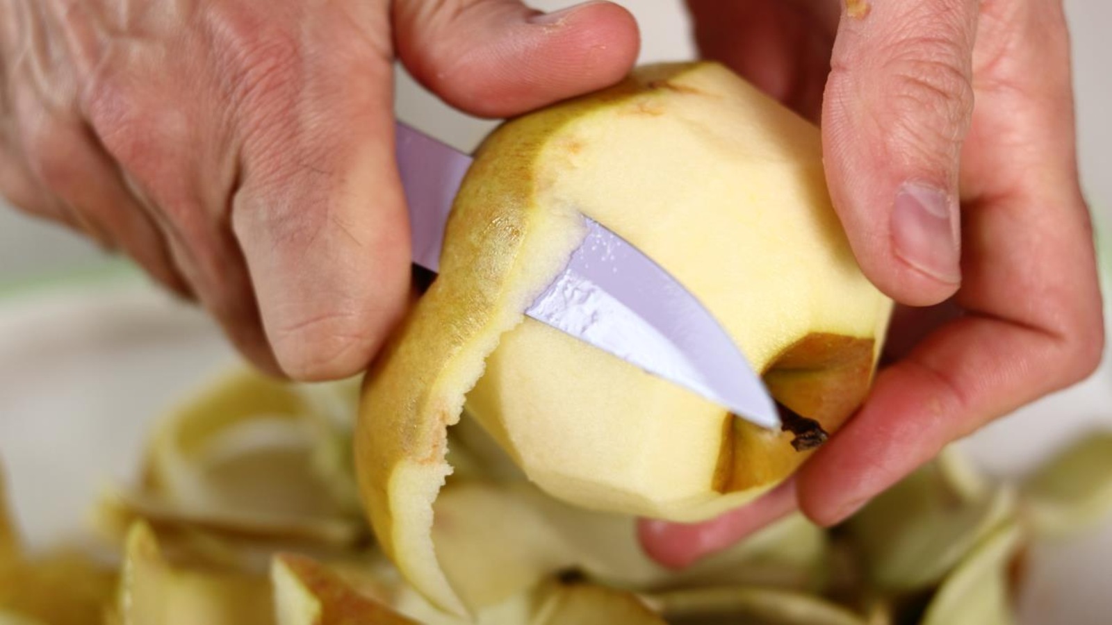 Un homme qui épluche une pomme. Un homme qui épluche une pomme.