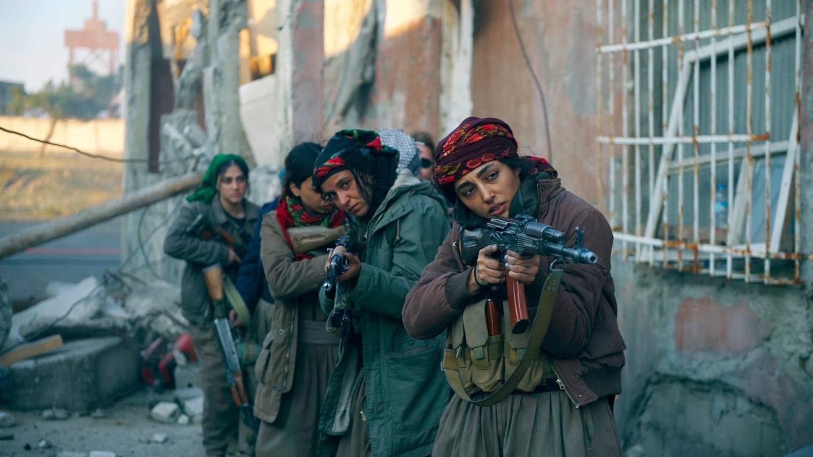 Un groupe de femmes armées, dans des ruines. Un groupe de femmes armées, dans des ruines.