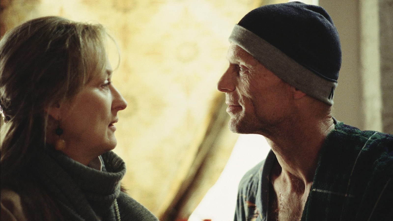 Une femme (Meryl Streep) fait face à un homme portant un bonnet (Ed Harris). Une femme (Meryl Streep) fait face à un homme portant un bonnet (Ed Harris).