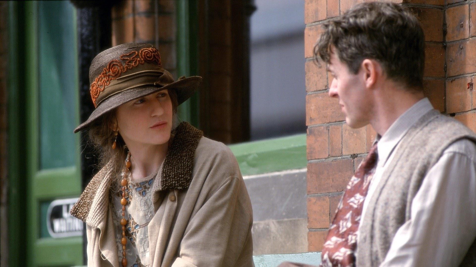 Une femme portant un chapeau (Nicole Kidman) assise sur un banc regarde le jeune homme assis à côté d'elle. Une femme portant un chapeau (Nicole Kidman) assise sur un banc regarde le jeune homme assis à côté d'elle.