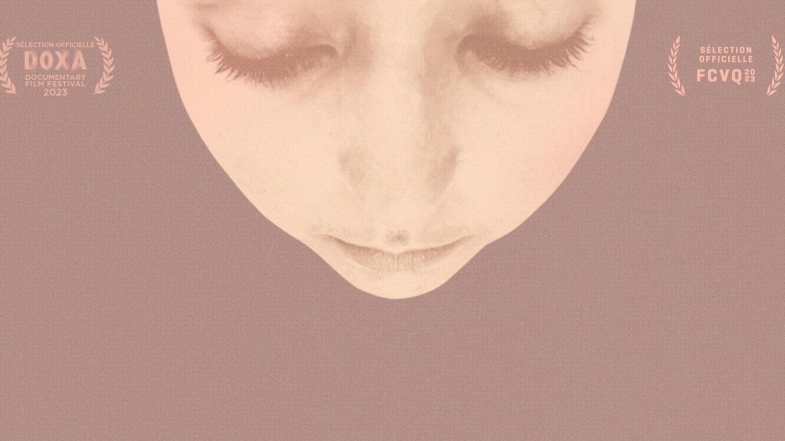 Le dessin d'un visage de femme et de deux fleurs, sur fond rose. Le dessin d'un visage de femme et de deux fleurs, sur fond rose.