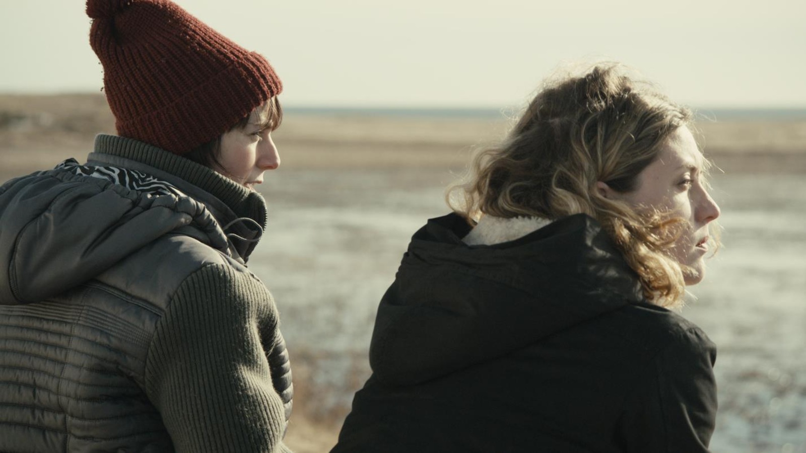 Deux jeunes femmes regardent l'horizon. Deux jeunes femmes regardent l'horizon.