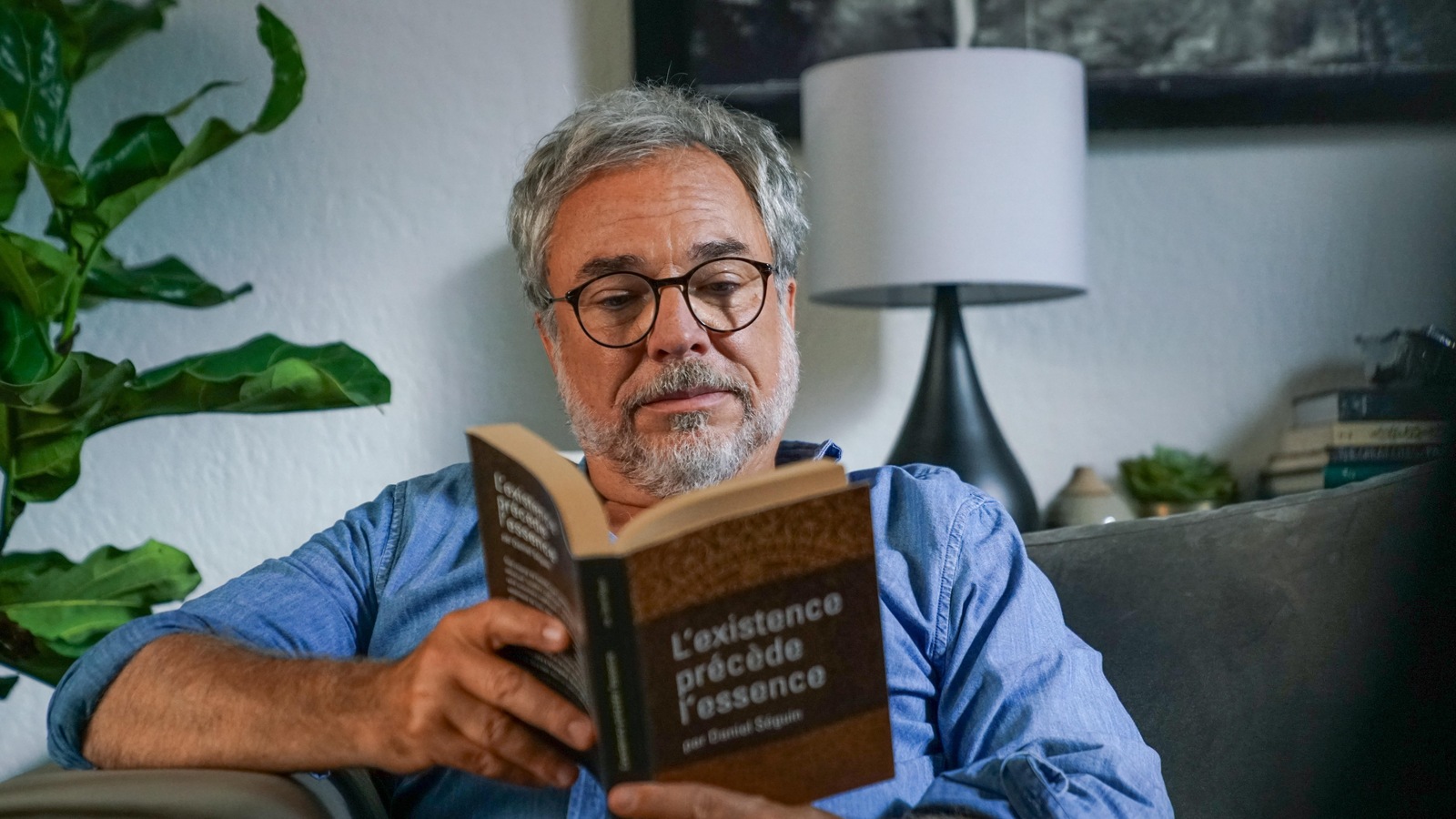 l'homme fait de la lecture dans son salon. l'homme fait de la lecture dans son salon.